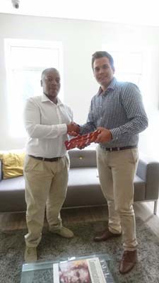 (L) Sidney Noholoza, Ads24 Media Executive with (R) Marcel Matodes from Wunderman SA who was the winner of the Apple watch valued at R5000.