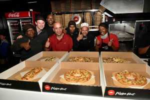 The-Pizza-Hut-Africa-team-celebrated-with-100th-restaurant