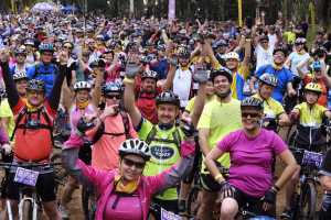 A huge crowd of cyclists at the first ever Jacaranda FM & Tracker Off the Beat 'n Track (Credit - TimMoolmanPhoto)