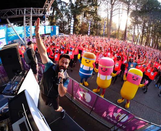 Jacaranda-FMs-Martin-Bester-with-the-crowd-at-the-start-of-the-2019-Discovery-Jacaranda-FM-Spring-Walk